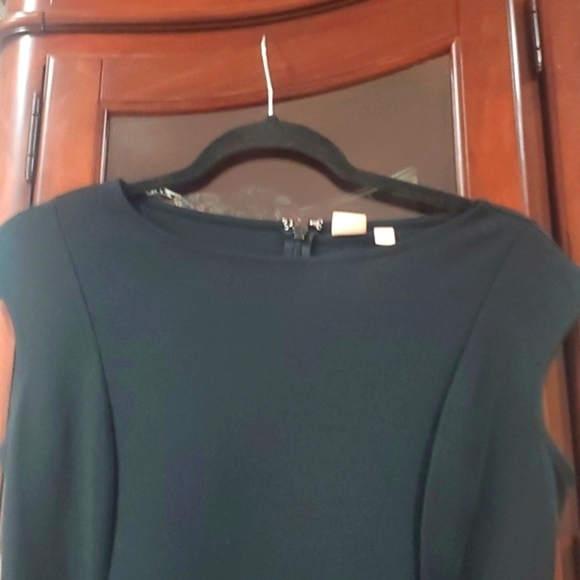 Gap little black dress Fit and flare size 2 - Picture 3 of 10